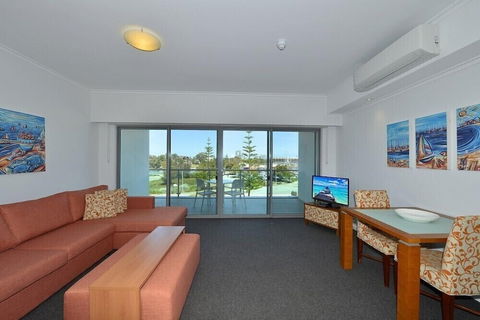 Sea Side 104 - Accommodation Newcastle 4