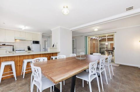 Rose Retreat - Accommodation Newcastle 2