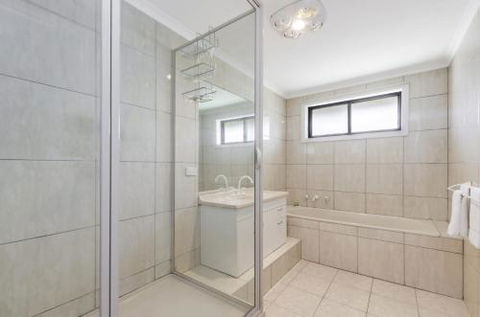 Rose Retreat - Accommodation Newcastle 0