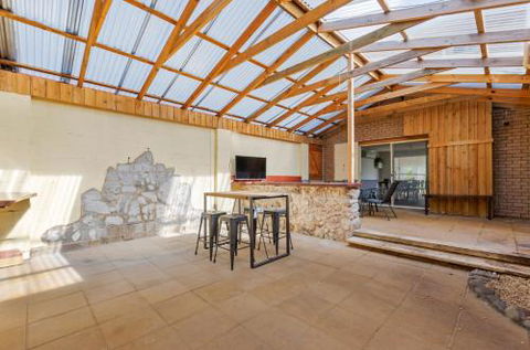 Rose Retreat - Accommodation Newcastle 5