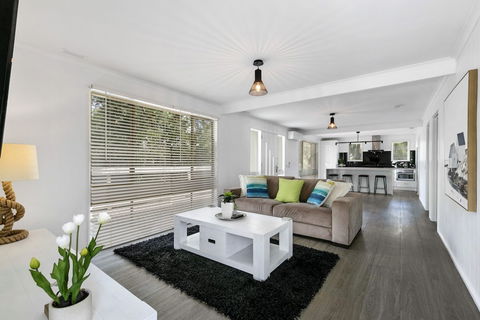 Beauty AND THE Peace - Inlet Side - Accommodation Newcastle 1