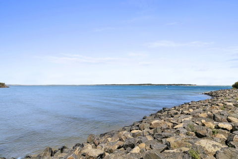 Beauty AND THE Peace - Inlet Side - Accommodation Newcastle 6