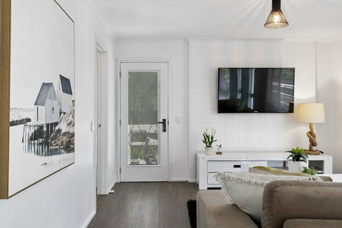 Beauty AND THE Peace - Inlet Side - Accommodation Newcastle 2