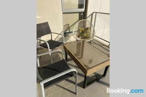 SKY GARDENS SUNSET RIVER VIEW NETFLIX WINE PARKING - Accommodation Newcastle 3