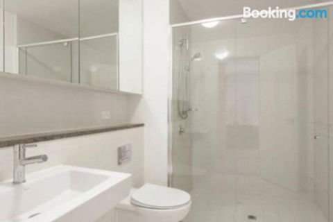 SKY GARDENS SUNSET RIVER VIEW NETFLIX WINE PARKING - Accommodation Newcastle 2