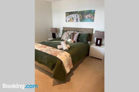 SKY GARDENS SUNSET RIVER VIEW NETFLIX WINE PARKING - Accommodation Newcastle 5