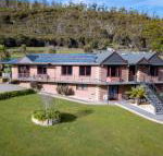 Luxury 6 Bedroom Home with Pool  Spa - Accommodation Newcastle