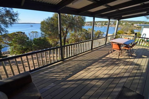CDC 625 Beach House Incl.rear 2BR Studio - Accommodation Newcastle 6