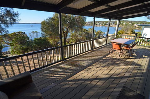 CDC 625 Beach House Incl.rear 2BR Studio - Accommodation Newcastle 4