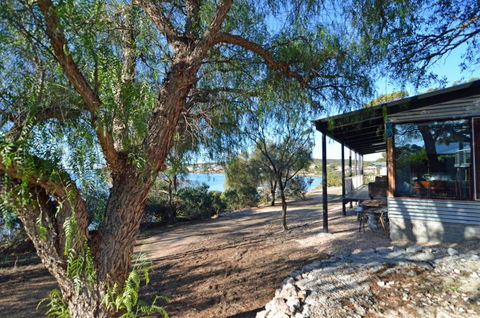 CDC 625 Beach House Incl.rear 2BR Studio - Accommodation Newcastle 3