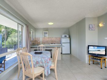 Shoal Towers Unit 2 / 11 Shoal Bay Road - Accommodation Newcastle 5