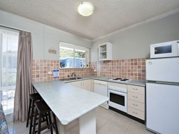 Shoal Towers Unit 2 / 11 Shoal Bay Road - Accommodation Newcastle 2