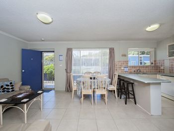 Shoal Towers Unit 2 / 11 Shoal Bay Road - Accommodation Newcastle 3