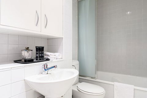 LUCY Laneway Art Fed Square Bars & Flinderst St. Station - Accommodation Newcastle 2