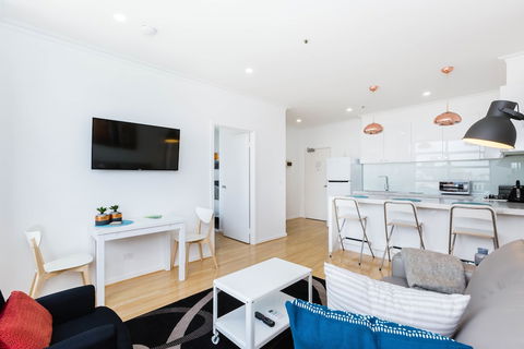 ROLAND, 1BDR Melbourne Apartment - Accommodation Newcastle 0
