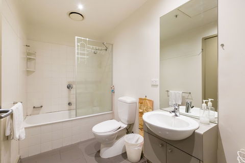 MEGAN, 2BDR Melbourne Apartment - Accommodation Newcastle 5