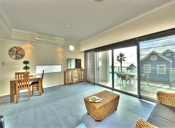 Waters Edge Luxury At Mandurah - Accommodation Newcastle 4