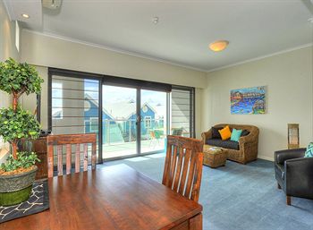 Waters Edge Luxury At Mandurah - Accommodation Newcastle 3