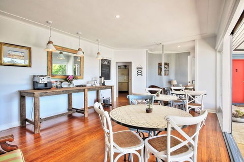 Dolphin Sands - Accommodation Newcastle 2