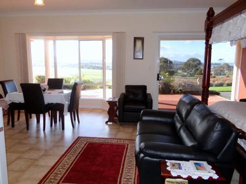 Close Encounters Bed & Breakfast - Accommodation Newcastle 4