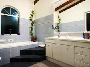 Castle On The Hill - Accommodation Newcastle 1
