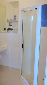 Meredith House - Accommodation Newcastle 6