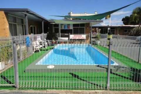 Cobb Inlander Motel - Accommodation Newcastle 2