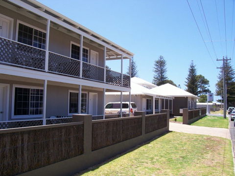 Clearwater Motel Apartments - Accommodation Newcastle 0