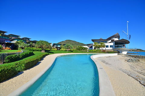 Yacht Club Villa 33-Serenity-Ocean Views With Golf Buggy - Accommodation Newcastle 4