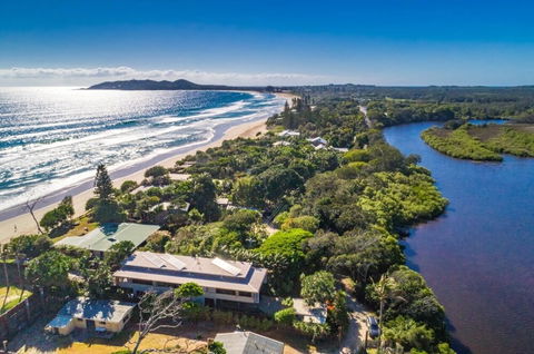 Your Luxury Escape - Byron Beachfront Villa - Accommodation Newcastle 0