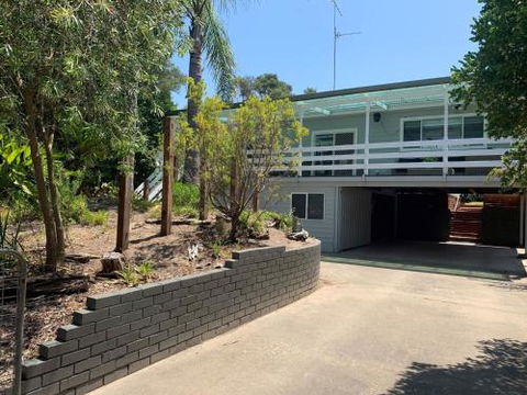 DRIFTAWAY ACROSS FROM SURF BEACH - Accommodation Newcastle 0