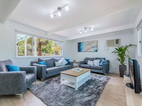 DRIFTAWAY ACROSS FROM SURF BEACH - Accommodation Newcastle 6