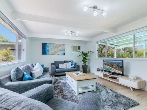DRIFTAWAY ACROSS FROM SURF BEACH - Accommodation Newcastle 1