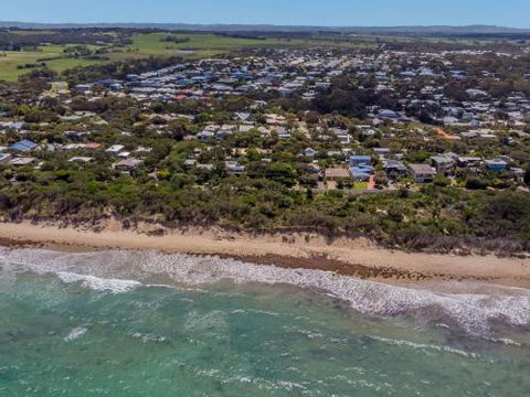DRIFTAWAY ACROSS FROM SURF BEACH - Accommodation Newcastle 4