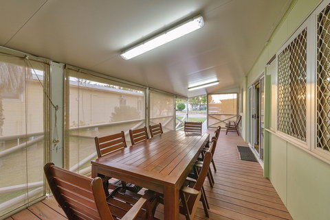 Exmouth Villas Unit 30 Large Undercover Deck For Entertaining - Accommodation Newcastle 3