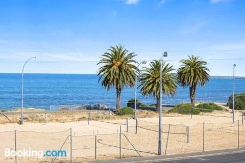 Bayline Beachfront Apartment No 4 - Accommodation Newcastle 2
