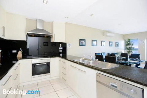 Bayline Beachfront Apartment No 4 - Accommodation Newcastle 3