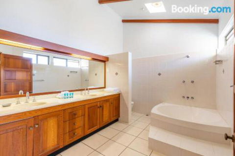 Split Living With Ocean Views Noosa Heads - Accommodation Newcastle 5