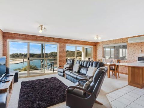 Grand Pacific 2 Unit 2 - Accommodation Newcastle 5