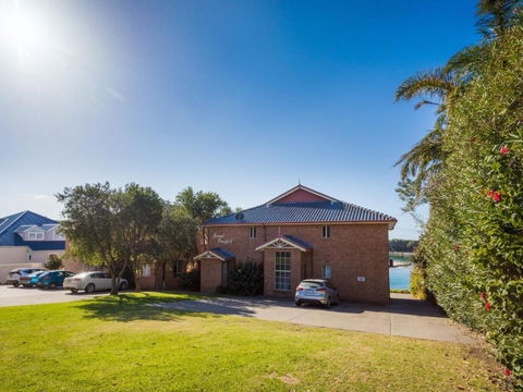 Grand Pacific 2 Unit 2 - Accommodation Newcastle 6