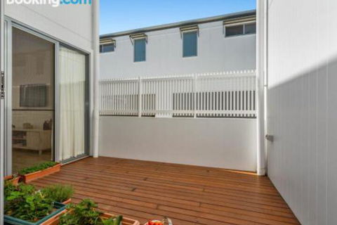 SEASIDE By THE BEACH - Accommodation Newcastle 2