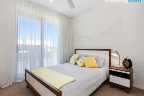 SEASIDE By THE BEACH - Accommodation Newcastle 0