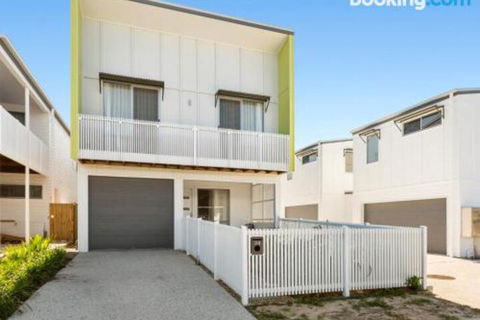 SEASIDE By THE BEACH - Accommodation Newcastle 3