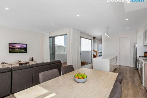 SEASIDE By THE BEACH - Accommodation Newcastle 4
