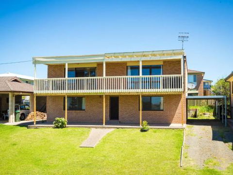 Williams Wonder Large Beach House - Accommodation Newcastle 0