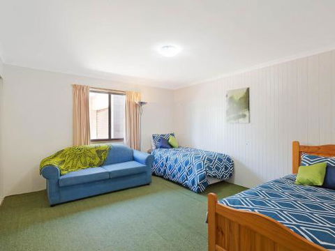 Williams Wonder Large Beach House - Accommodation Newcastle 2