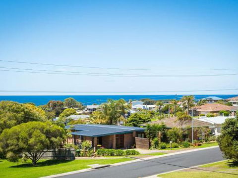 Williams Wonder Large Beach House - Accommodation Newcastle 4