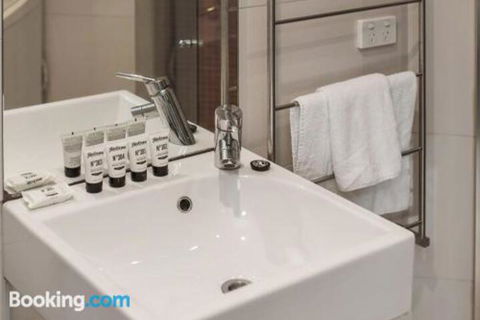 Heart Of Sandringham Apartment By Ready Set Host - Accommodation Newcastle 6