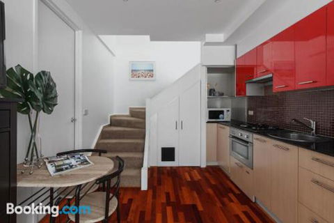 Heart Of Sandringham Apartment By Ready Set Host - Accommodation Newcastle 3