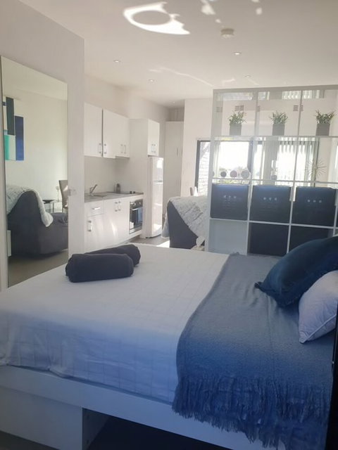 Great Location Hip Studio 5Km To City - Accommodation Newcastle 2